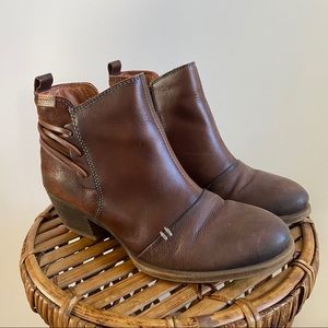 Pikolinos two-toned leather ankle boot